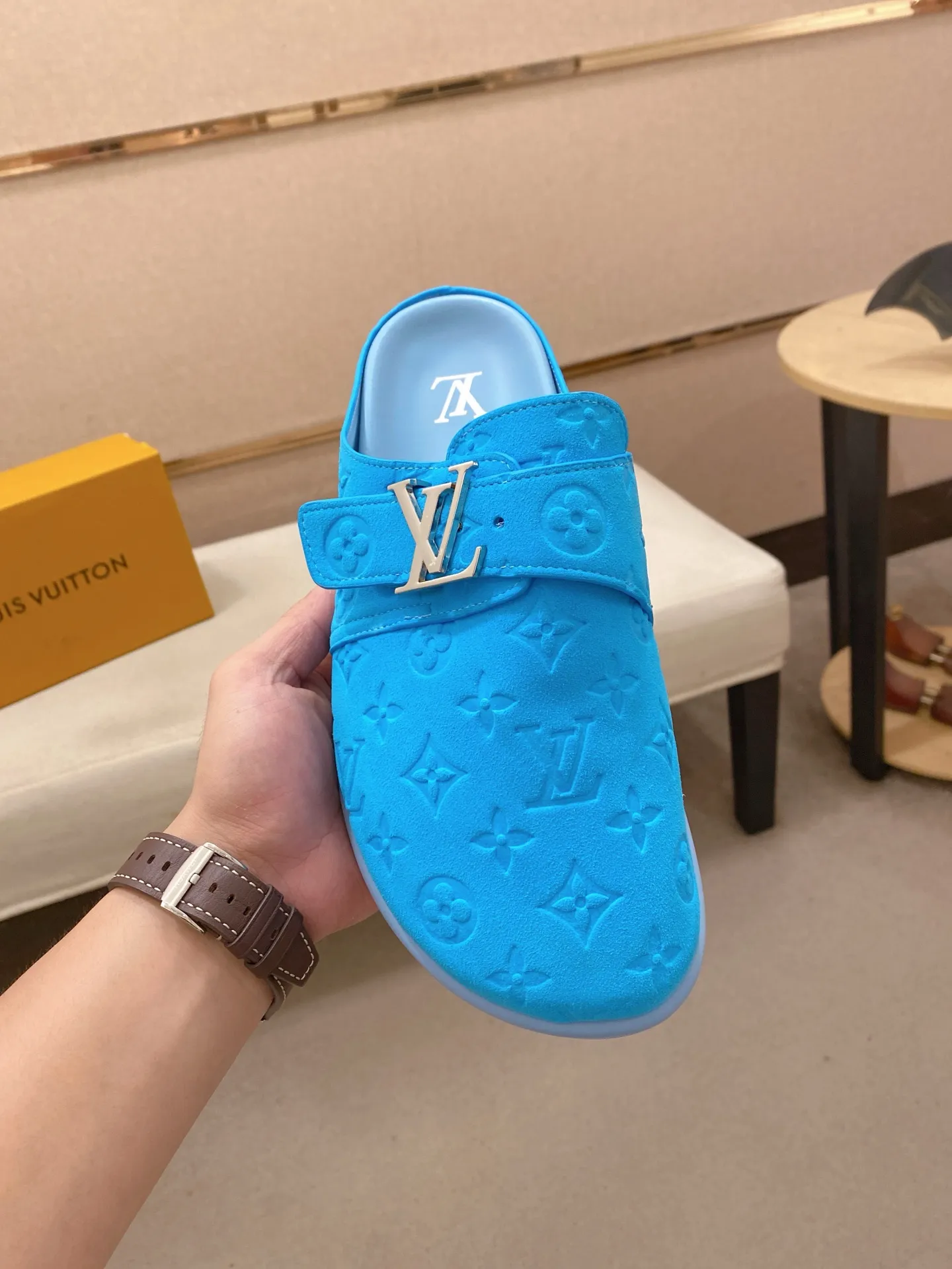 Men's shoes 💰: 360💰LV made 🔍Top purchasing agents, men's spring and summer slippers are available at the same counter. The uppers are made of Italian imported denim with logo graphics and high-quality craftsmanship. The soles are original soles specially provided by the original factory. The exclusive movable molded soles are super comfortable. Original factory follow-up products. 🔍🔍High quality. You can enter and exit the counter at will. Welcome to compare. The code number is 38-44.